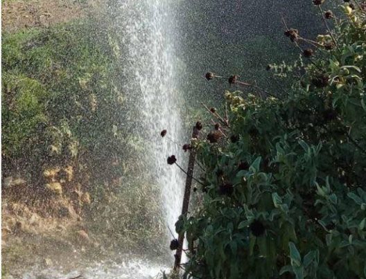 Δυτική Αχαΐα: «Συτριβάνι» από βλάβη σε δίκτυο ύδρευσης ΦΩΤΟ