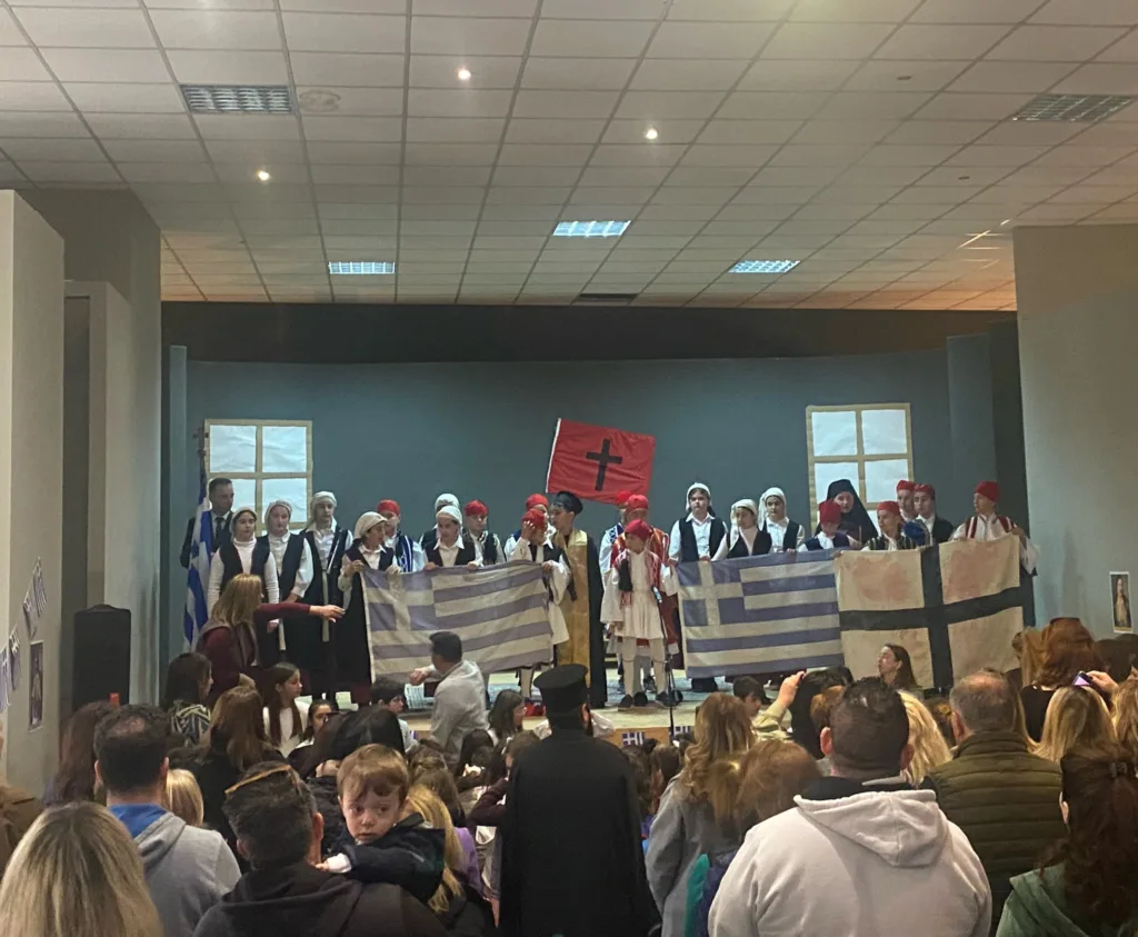 Η σχολική γιορτή του 1ου Δημοτικού σχολείου Ακράτας - «Υποκλινόμαστε...» ΦΩΤΟ