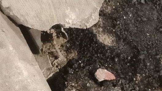 Πάτρα: Η ΔΕΥΑΠ έφτιαξε βλάβη και...άφησε λούκι στον αέρα! ΦΩΤΟ