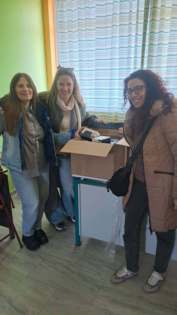 Αίγιο: Υπολογιστές σε σχολεία, μέσω Φωτήλα ΦΩΤΟ