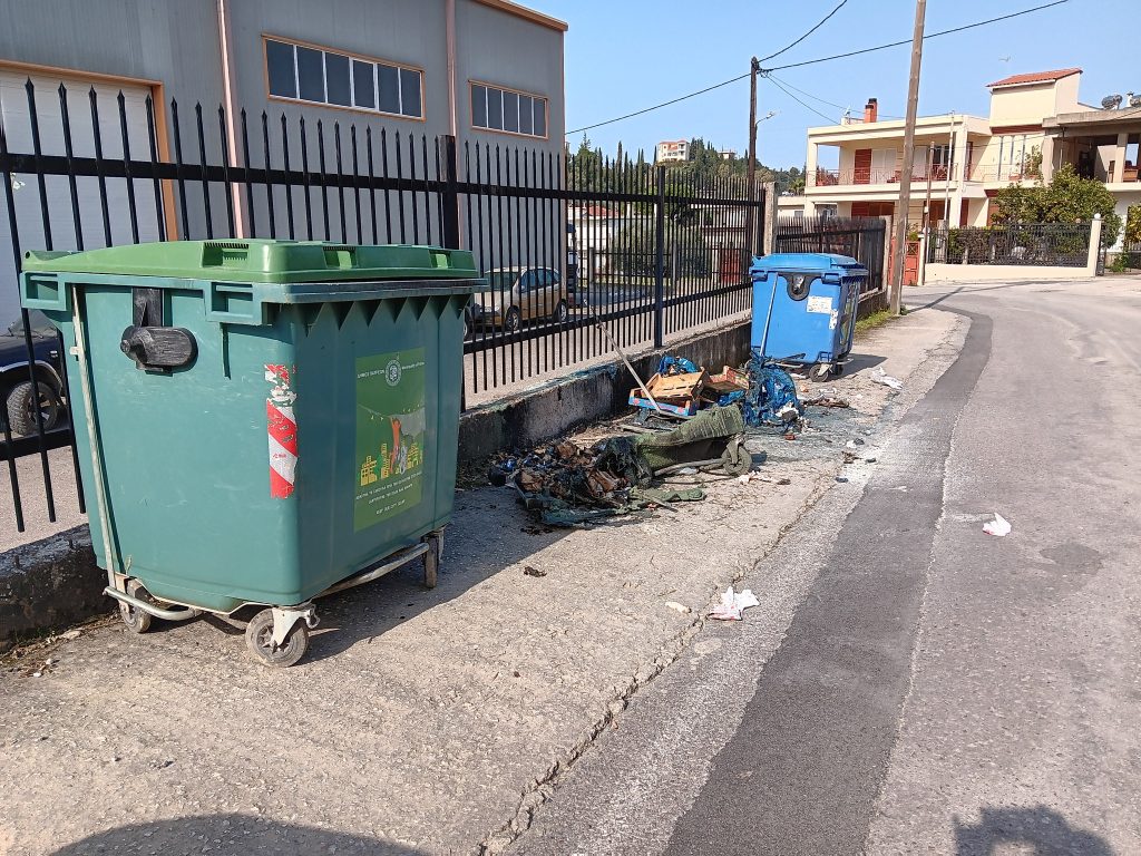 Συχαινά Πάτρας: Κάηκαν κάδοι κι έβαλαν νέους...μέσα στις στάχτες - Αρουραίοι πιο δίπλα ΦΩΤΟ 29 Συχαινά Πάτρας: Κάηκαν κάδοι κι έβαλαν νέους...μέσα στις στάχτες - Αρουραίοι πιο δίπλα ΦΩΤΟ
