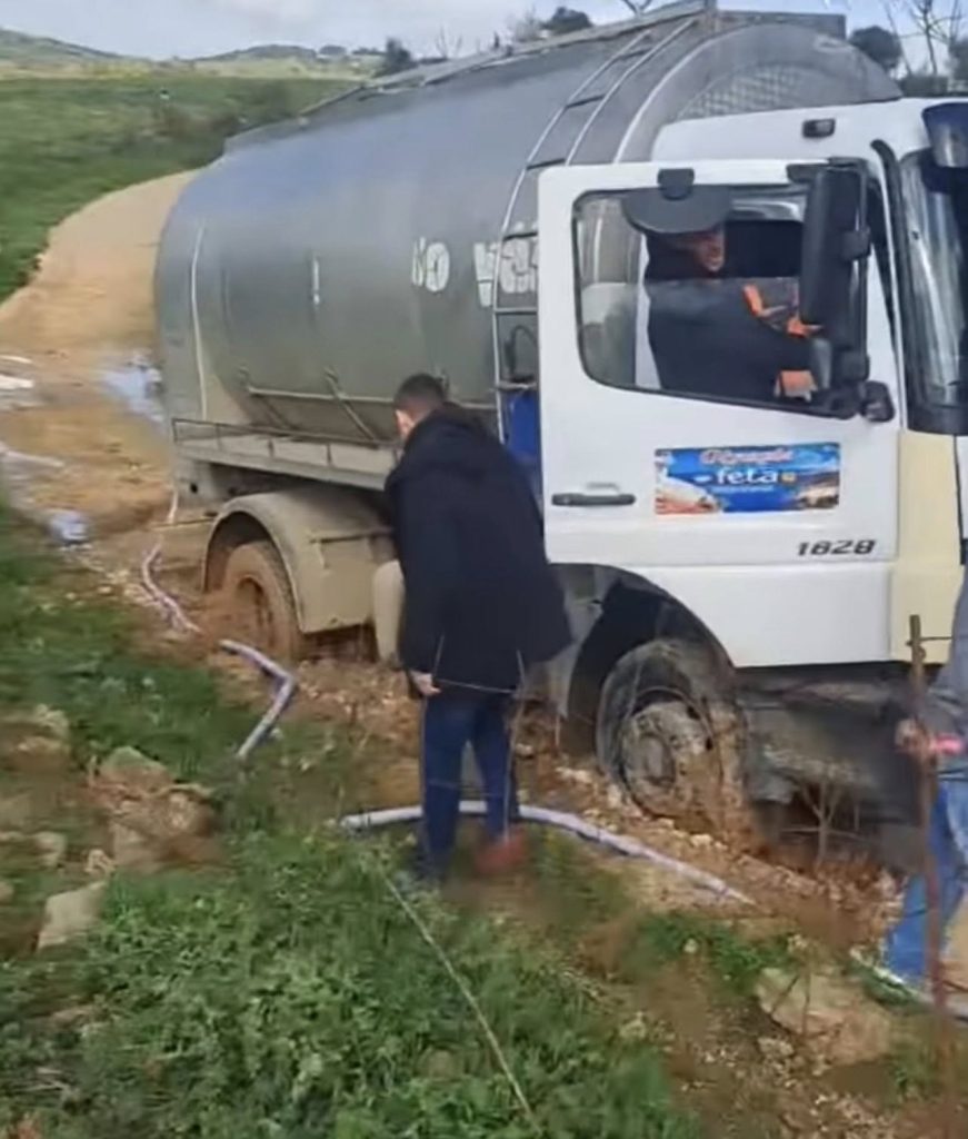 Δυτική Αχαΐα: «Κρανίου τόπος» oι αγροτόδρομοι - Οχήματα «βουλιάζουν» στις λάσπες ΦΩΤΟ