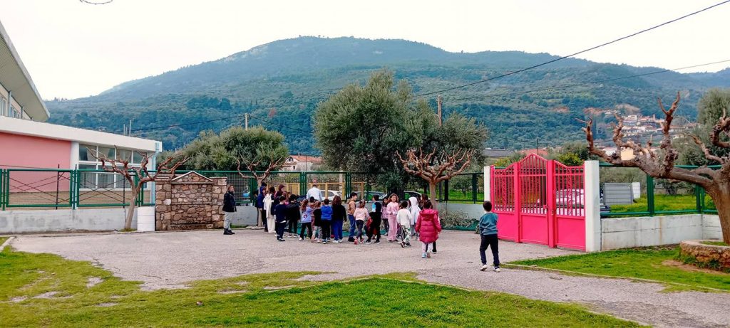Οι μαθητές στο 1ο Δημοτικό Σχολείο Ακράτας μάζεψαν ελιές ΦΩΤΟ 32 Οι μαθητές στο 1ο Δημοτικό Σχολείο Ακράτας μάζεψαν ελιές ΦΩΤΟ