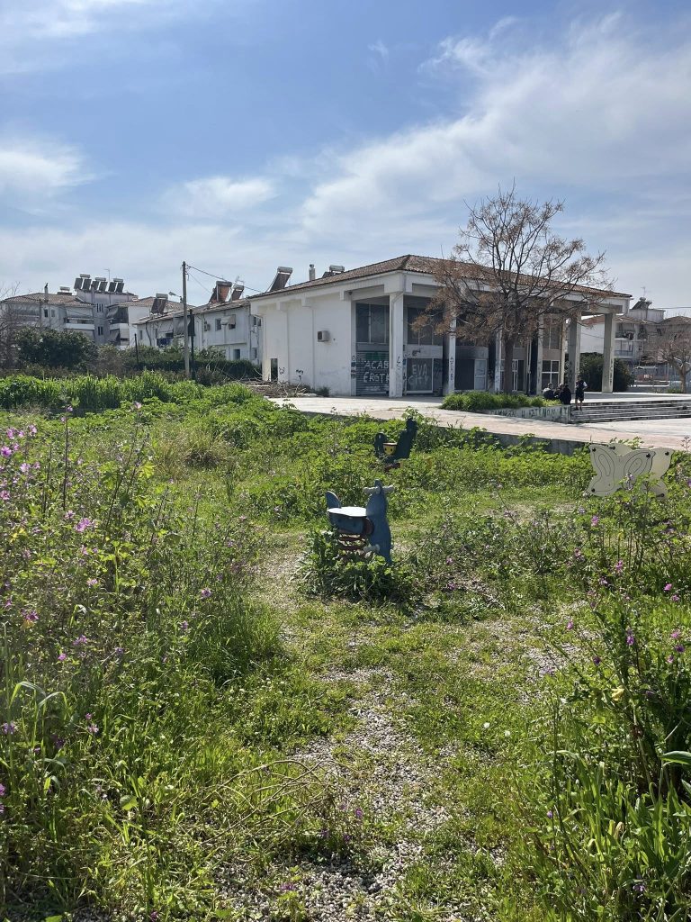 Παραλία Πατρών: Παιδική χαρά για να....βοσκούν πρόβατα! ΦΩΤΟ