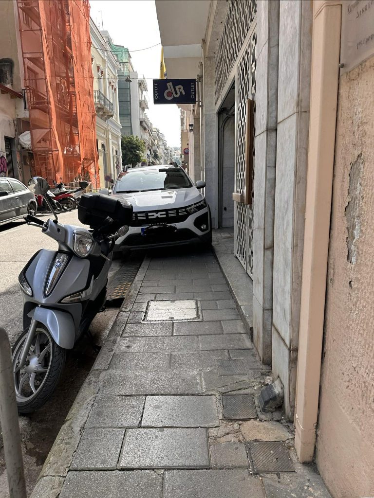 Πάτρα: Πεζοδρόμια και δρόμοι μετατρέπονται σε ατομικά πάρκινγκ ΦΩΤΟ