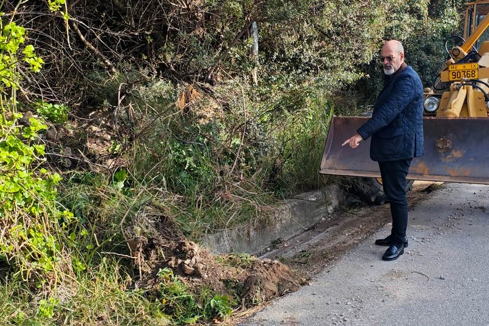 Ανω Καστρίτσι: Κατολίσθηση σε δρόμο κινητοποίησε τις Αρχές ΦΩΤΟ