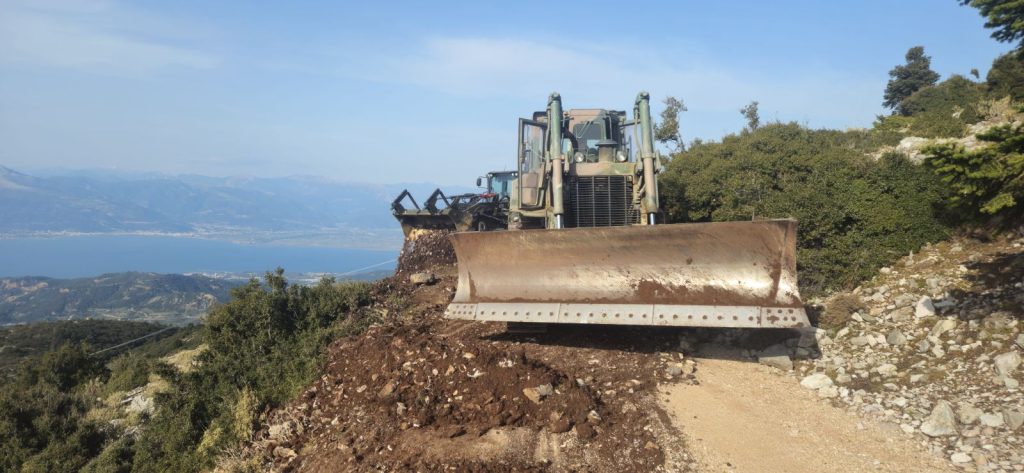 Πάρτα: Ο Στρατός «καθάρισε» Δασικούς δρόμους του Παναχαϊκού ΦΩΤΟ