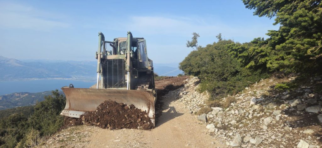 Πάρτα: Ο Στρατός «καθάρισε» Δασικούς δρόμους του Παναχαϊκού ΦΩΤΟ