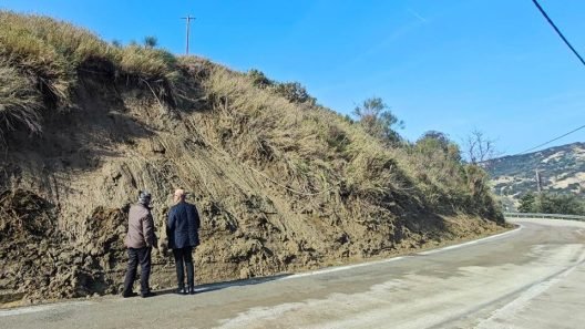 Ανω Καστρίτσι: Κατολίσθηση σε δρόμο κινητοποίησε τις Αρχές ΦΩΤΟ