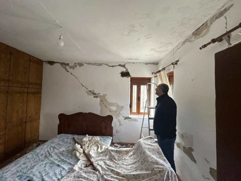 Σεισμός-Ήπειρος: Πάνω από 140 κτίρια με ζημιές ΦΩΤΟ 29 Σεισμός-Ήπειρος: Πάνω από 140 κτίρια με ζημιές ΦΩΤΟ