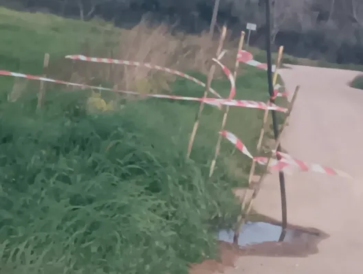 Δυτική Αχαΐα: Σπατάλη νερού, κίνδυνος ατυχήματος και σκπουπίδια σε κενρτικό δρόμο ΦΩΤΟ