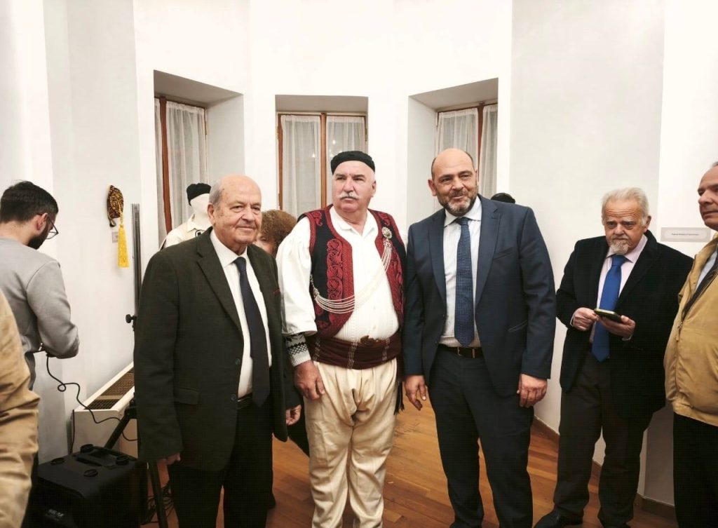 Δέος για τις παραδοσιακές φορεσιές του Νίκου Πλακίδα από Φωτήλα ΦΩΤΟ 34 Δέος για τις παραδοσιακές φορεσιές του Νίκου Πλακίδα από Φωτήλα ΦΩΤΟ