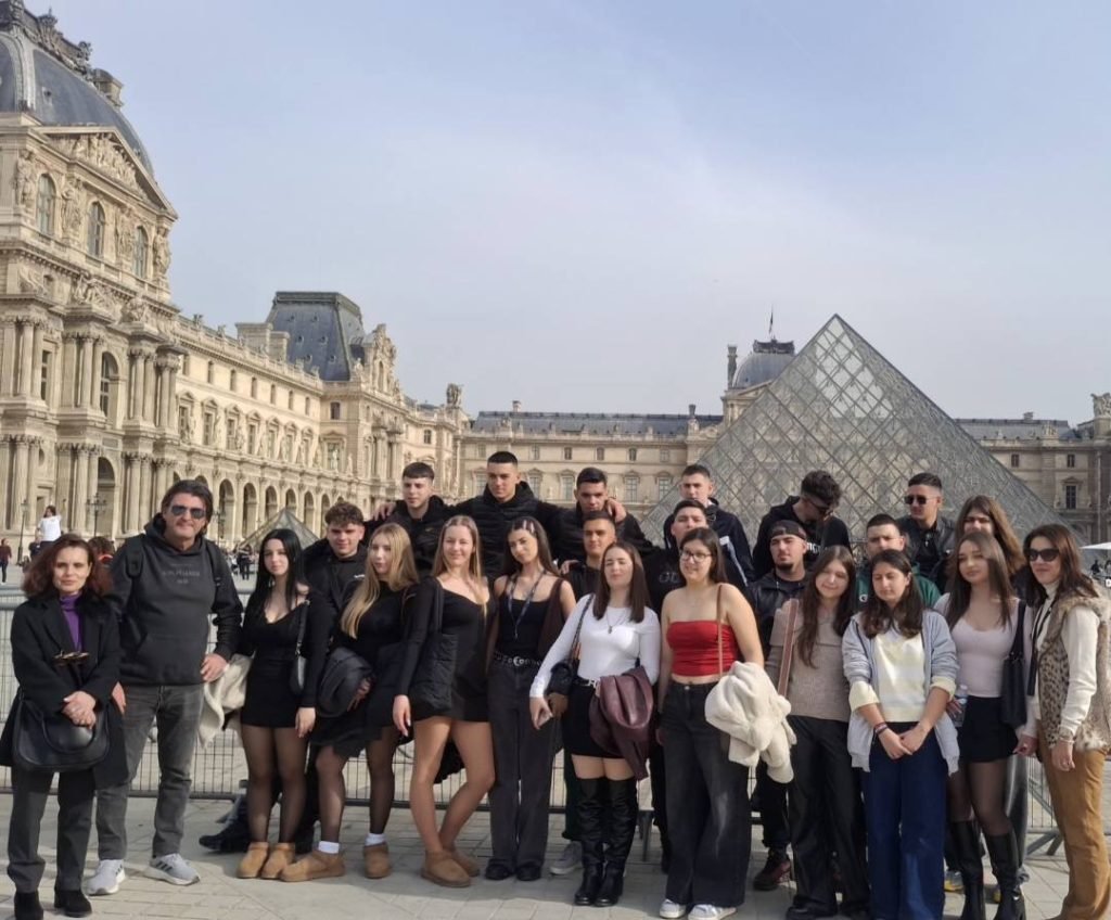 Μαθητές του Λυκείου Διακοπτού στο Παρίσι ΦΩΤΟ
