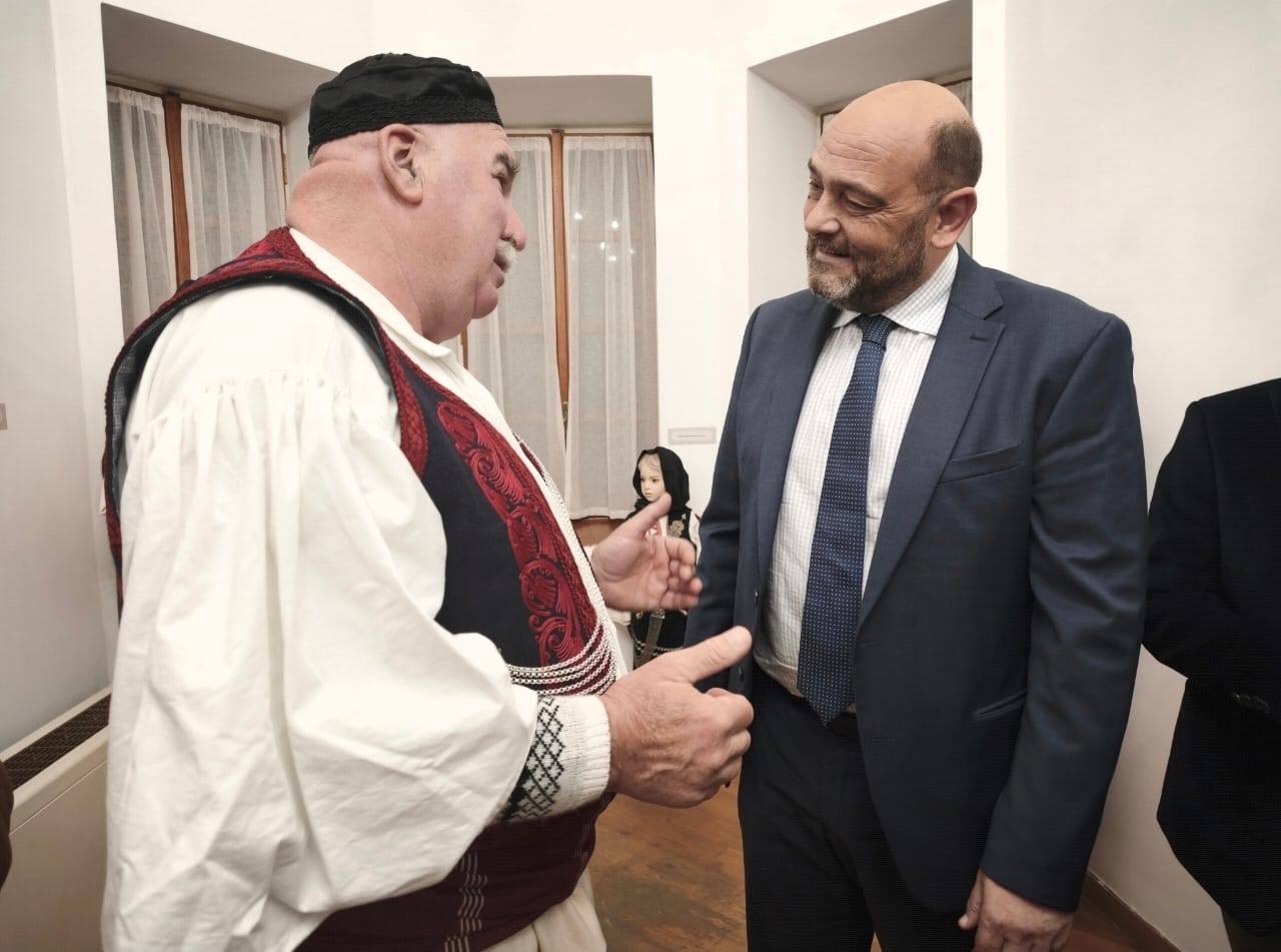 Δέος για τις παραδοσιακές φορεσιές του Νίκου Πλακίδα από Φωτήλα ΦΩΤΟ