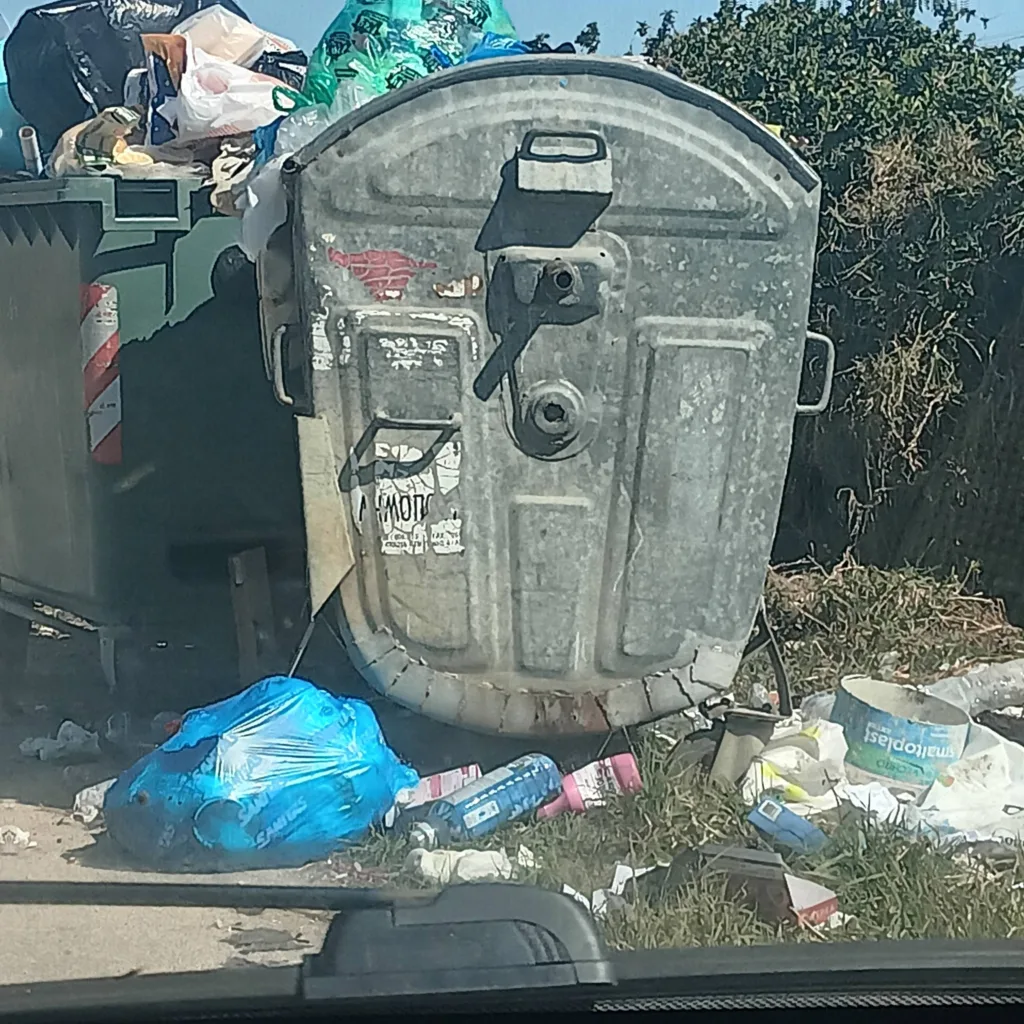Δυτική Αχαΐα: Σπατάλη νερού, κίνδυνος ατυχήματος και σκπουπίδια σε κενρτικό δρόμο ΦΩΤΟ 26 Δυτική Αχαΐα: Σπατάλη νερού, κίνδυνος ατυχήματος και σκπουπίδια σε κενρτικό δρόμο ΦΩΤΟ