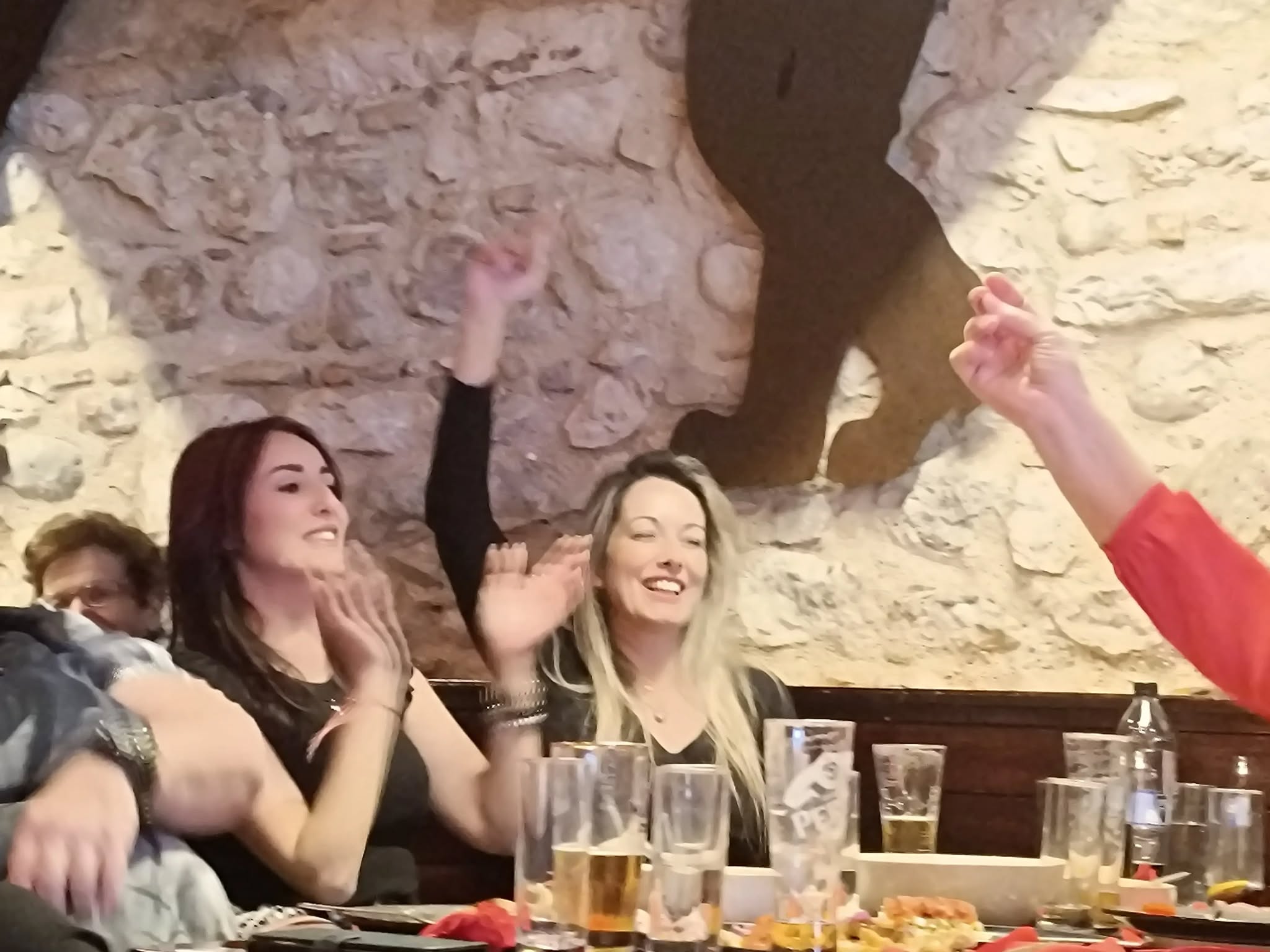 Ο Φιλανθρωπικός Σύλλογος Αιγείρας διασκέδασε για την Ημέρα της Γυναίκας στο Beer Bar Q  ΦΩΤΟ