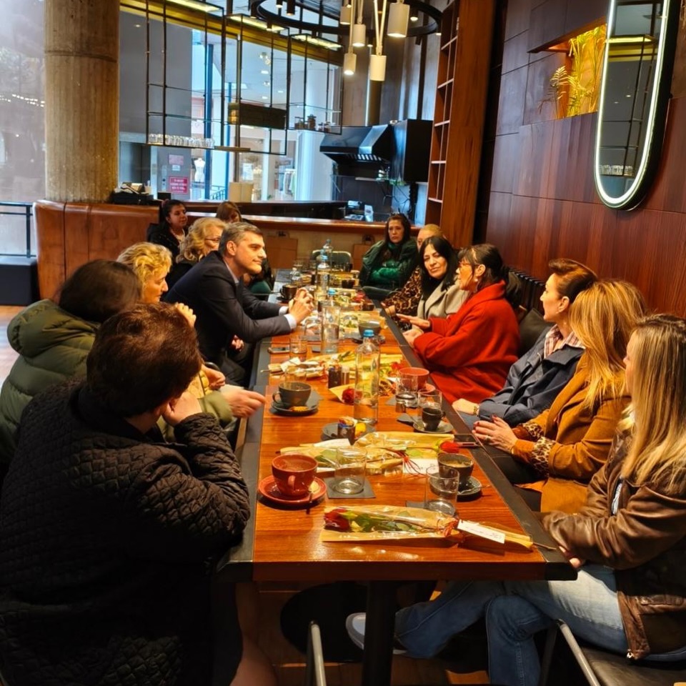 Πάτρα: Ο πολιτευτής ΝΔ Α.Τσώκος συζήτησε με γυναίκες - «Ισότητα στην πράξη κάθε μέρα» ΦΩΤΟ