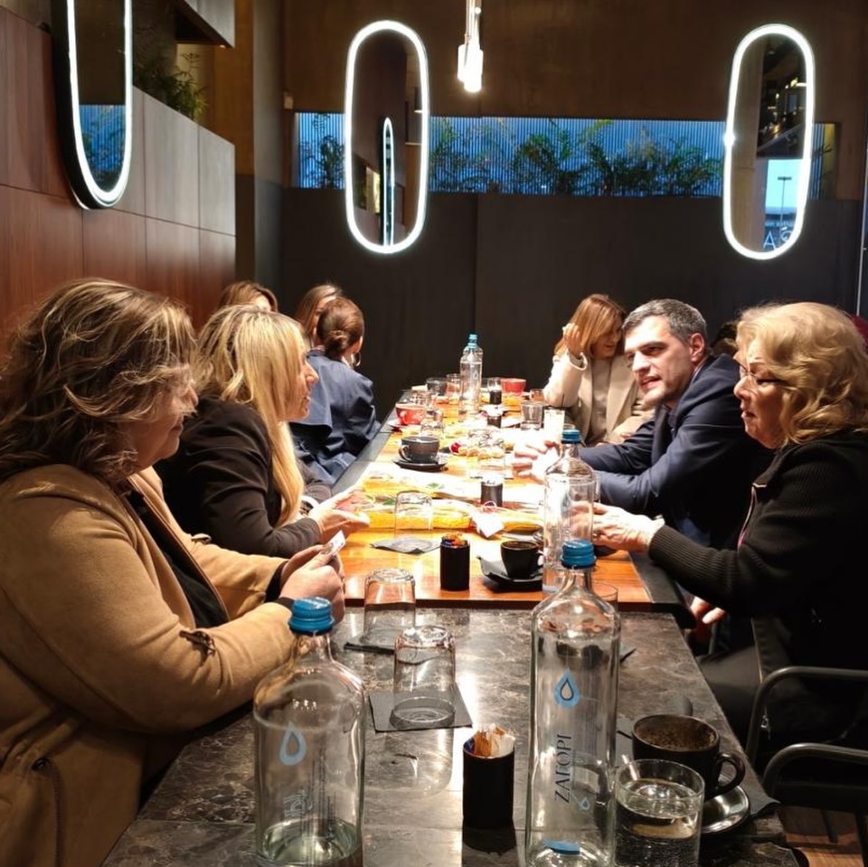 Πάτρα: Ο πολιτευτής ΝΔ Α.Τσώκος συζήτησε με γυναίκες - «Ισότητα στην πράξη κάθε μέρα» ΦΩΤΟ