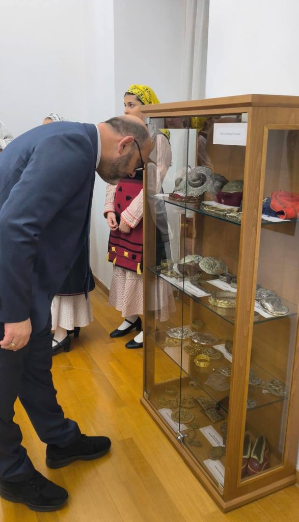 Δέος για τις παραδοσιακές φορεσιές του Νίκου Πλακίδα από Φωτήλα ΦΩΤΟ 29 Δέος για τις παραδοσιακές φορεσιές του Νίκου Πλακίδα από Φωτήλα ΦΩΤΟ