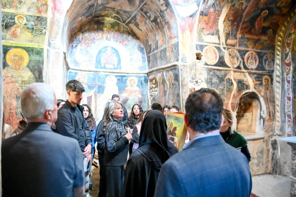 Μαθητές με τον δήμαρχο Γρ. Αλεξόπουλο στον Αγιο Δημήτριο Μπάδα στο Πετροχώρι ΦΩΤΟ