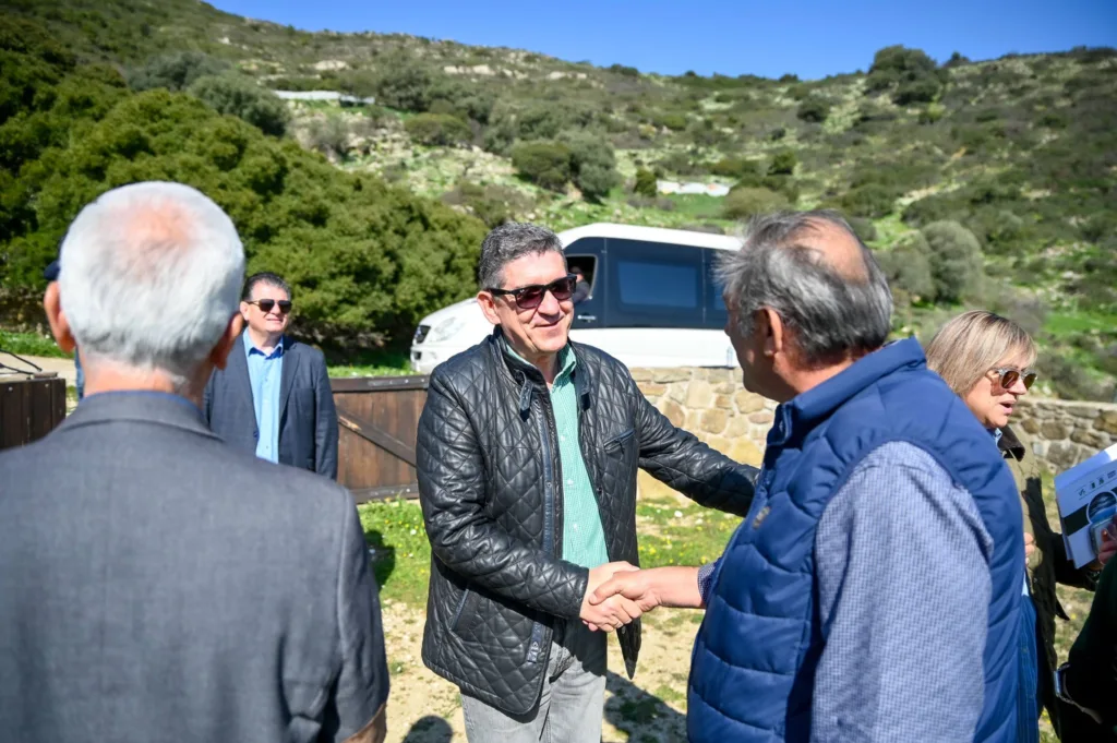 Μαθητές με τον δήμαρχο Γρ. Αλεξόπουλο στον Αγιο Δημήτριο Μπάδα στο Πετροχώρι ΦΩΤΟ