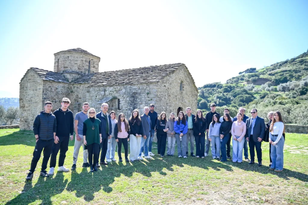 Μαθητές με τον δήμαρχο Γρ. Αλεξόπουλο στον Αγιο Δημήτριο Μπάδα στο Πετροχώρι ΦΩΤΟ