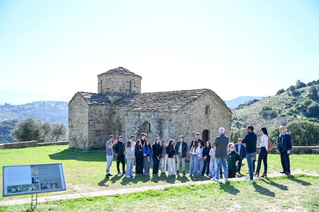Μαθητές με τον δήμαρχο Γρ. Αλεξόπουλο στον Αγιο Δημήτριο Μπάδα στο Πετροχώρι ΦΩΤΟ