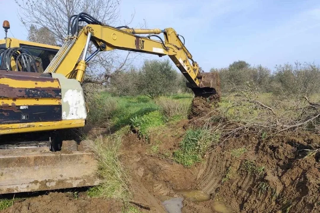 Δυτική Αχαΐα: Διάνοιξη και καθαρισμός αυλάκων μετά την κακοκαιρία  ΦΩΤΟ