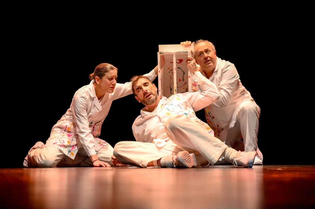 Το ΔΗΠΕΘΕ Πάτρας και η Σπινθήρας παρουσιάζουν την παράσταση 100 χρόνια τρέλας ΦΩΤΟ