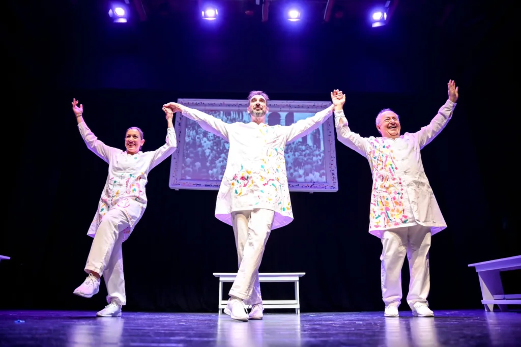 Το ΔΗΠΕΘΕ Πάτρας και η Σπινθήρας παρουσιάζουν την παράσταση 100 χρόνια τρέλας ΦΩΤΟ