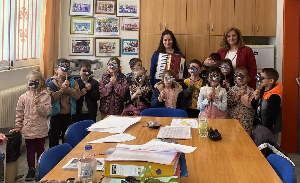 Χελιδονίσματα στο 1ο Δημοτικό Σχολείο Ακράτας ΦΩΤΟ