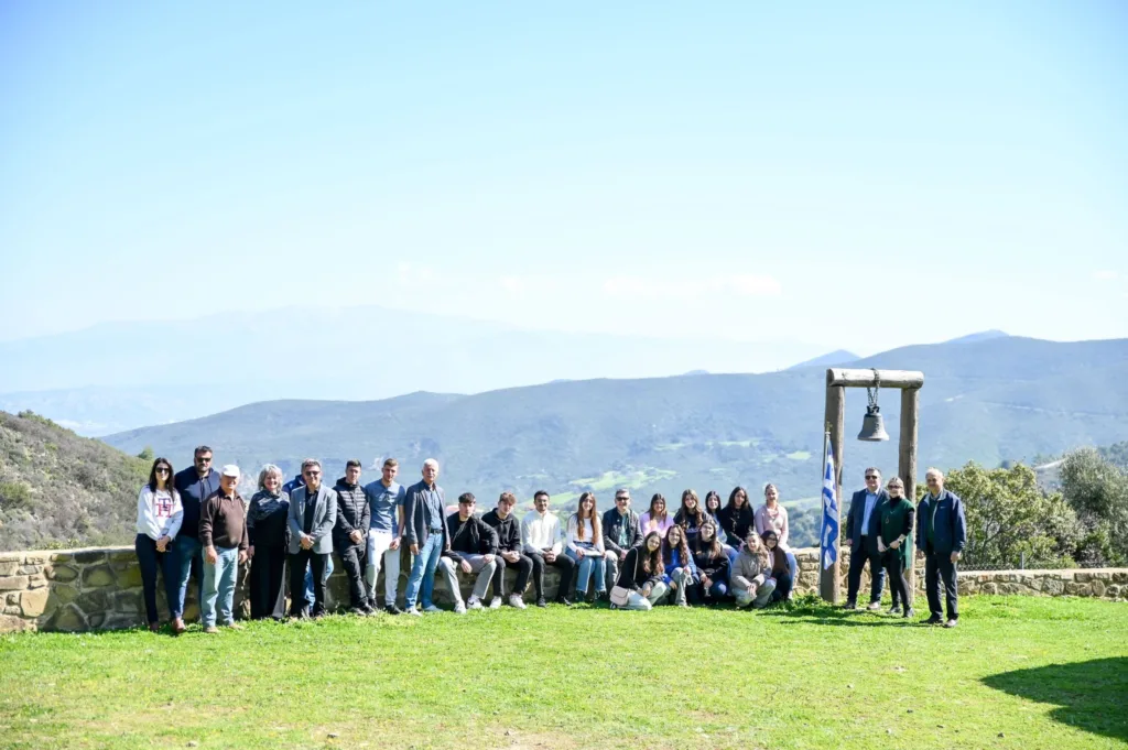 Μαθητές με τον δήμαρχο Γρ. Αλεξόπουλο στον Αγιο Δημήτριο Μπάδα στο Πετροχώρι ΦΩΤΟ