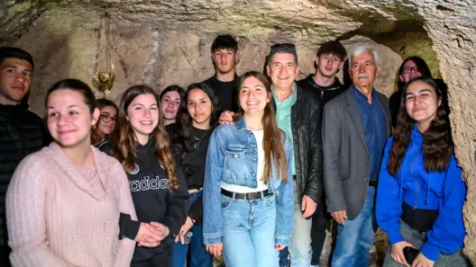 Μαθητές με τον δήμαρχο Γρ. Αλεξόπουλο στον Αγιο Δημήτριο Μπάδα στο Πετροχώρι ΦΩΤΟ