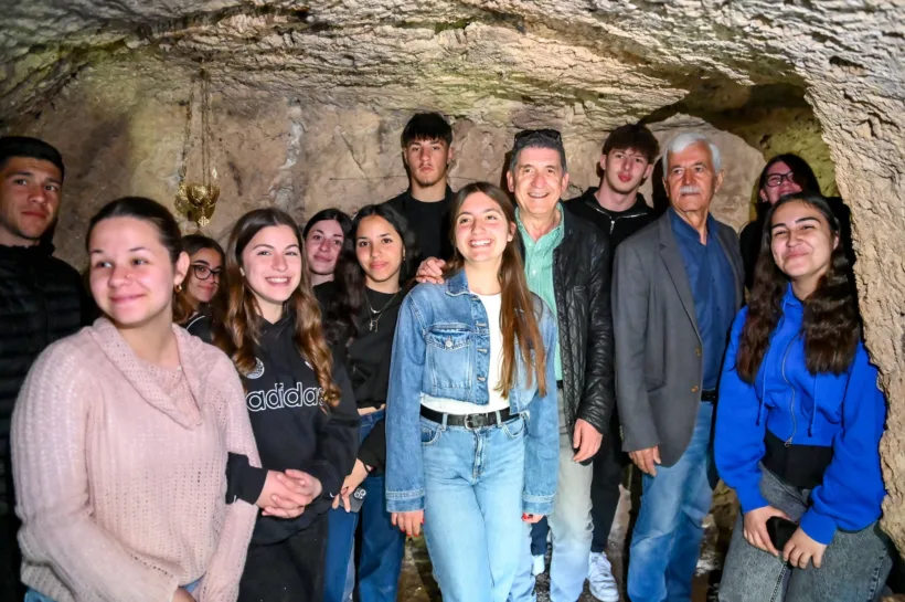 Μαθητές με τον δήμαρχο Γρ. Αλεξόπουλο στον Αγιο Δημήτριο Μπάδα στο Πετροχώρι ΦΩΤΟ