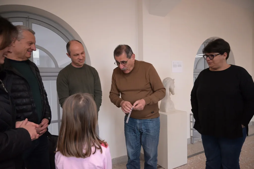 Οι μαθητές του 3ου Δημοτικού Σχολείου Παραλίας στο Δημαρχείο Πάτρας ΦΩΤΟ