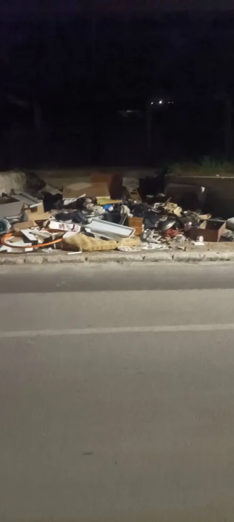 Πάτρα: «Χωματερές» κάτω από μπαλκόνια ΦΩΤΟ 31 Πάτρα: «Χωματερές» κάτω από μπαλκόνια ΦΩΤΟ