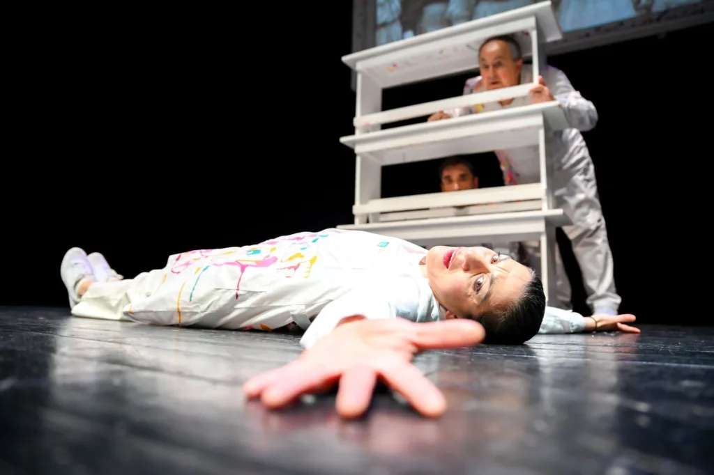 Το ΔΗΠΕΘΕ Πάτρας και η Σπινθήρας παρουσιάζουν την παράσταση 100 χρόνια τρέλας ΦΩΤΟ