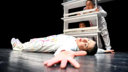 Το ΔΗΠΕΘΕ Πάτρας και η Σπινθήρας παρουσιάζουν την παράσταση 100 χρόνια τρέλας ΦΩΤΟ