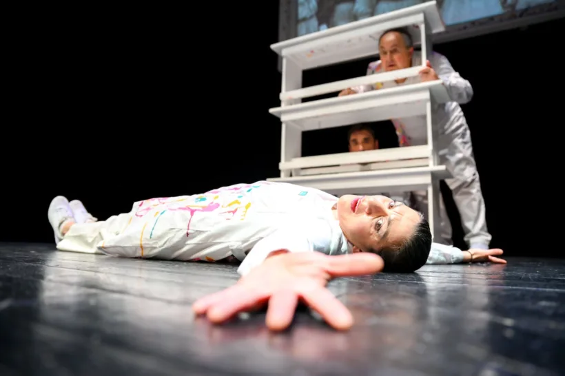 Το ΔΗΠΕΘΕ Πάτρας και η Σπινθήρας παρουσιάζουν την παράσταση 100 χρόνια τρέλας ΦΩΤΟ