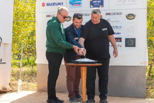 Η ΠΑΛΕΜΟΤ, η κοπή πίτας και οι φίλοι της στην πίστα ΦΩΤΟ