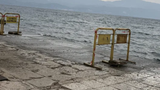 Ψαθόπυργος: Αποκαθίσταται κατεστραμμένο πεζοδρόμιο - Η θάλασσα «τρώει» την στεριά ΦΩΤΟ