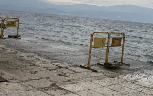 Ψαθόπυργος: Αποκαθίσταται κατεστραμμένο πεζοδρόμιο - Η θάλασσα «τρώει» την στεριά ΦΩΤΟ
