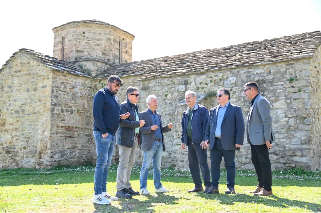 Μαθητές με τον δήμαρχο Γρ. Αλεξόπουλο στον Αγιο Δημήτριο Μπάδα στο Πετροχώρι ΦΩΤΟ