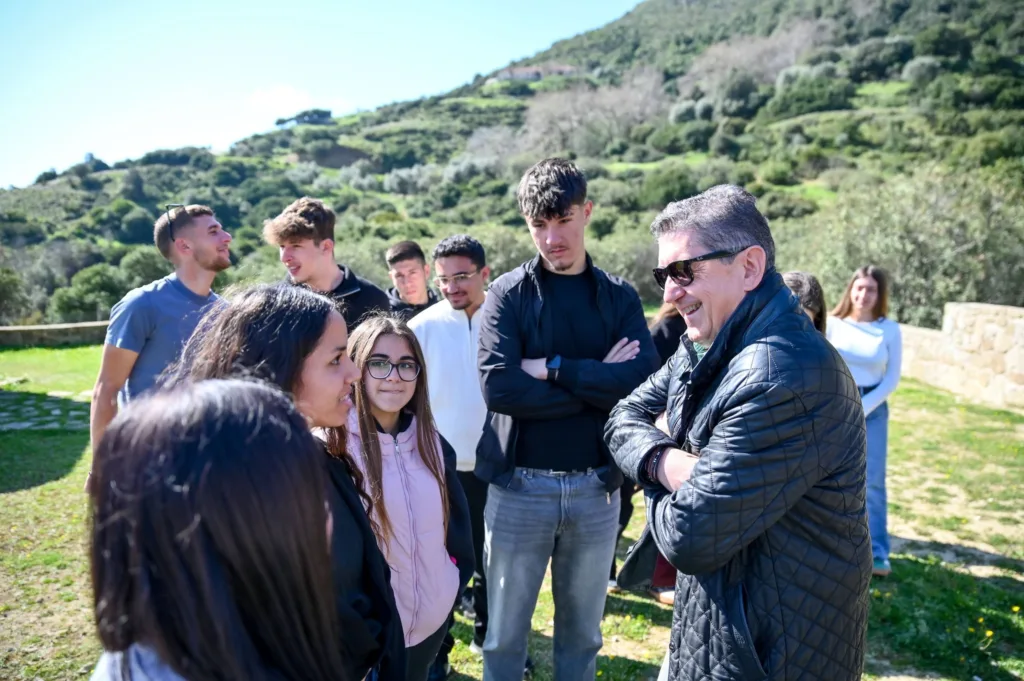 Μαθητές με τον δήμαρχο Γρ. Αλεξόπουλο στον Αγιο Δημήτριο Μπάδα στο Πετροχώρι ΦΩΤΟ