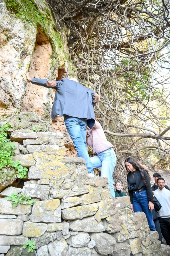 Μαθητές με τον δήμαρχο Γρ. Αλεξόπουλο στον Αγιο Δημήτριο Μπάδα στο Πετροχώρι ΦΩΤΟ