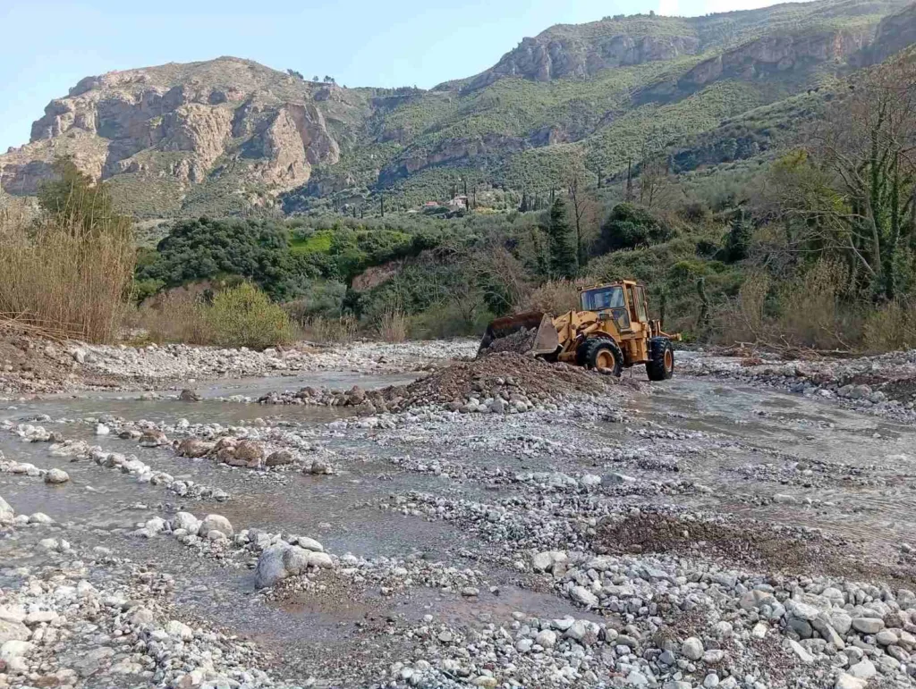 Αχαΐα: Κατέβασαν υλικά τα ποτάμια - Επενέβη η Πολιτική Προστασία ΦΩΤΟ
