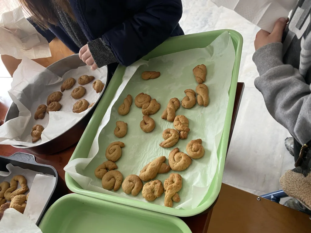 Μύρισε... Πασχαλιά στο 1ο Δημοτικό Σχολείο Ακράτας, με την γιαγιά Ελένη Φίλη