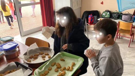 Μύρισε... Πασχαλιά στο 1ο Δημοτικό Σχολείο Ακράτας, με την γιαγιά Ελένη Φίλη