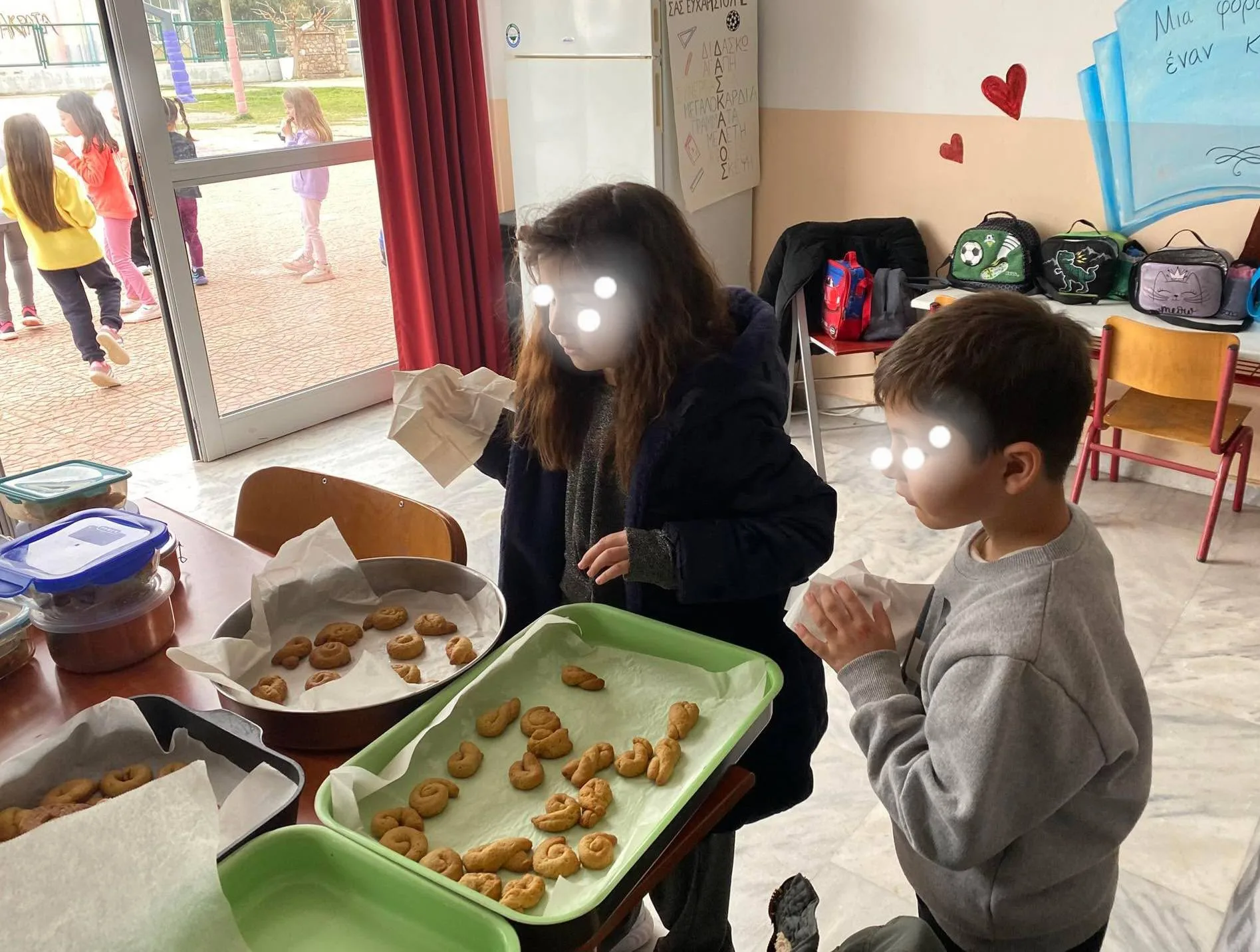 Μύρισε… Πασχαλιά στο 1ο Δημοτικό Σχολείο Ακράτας, με την γιαγιά Ελένη Φίλη