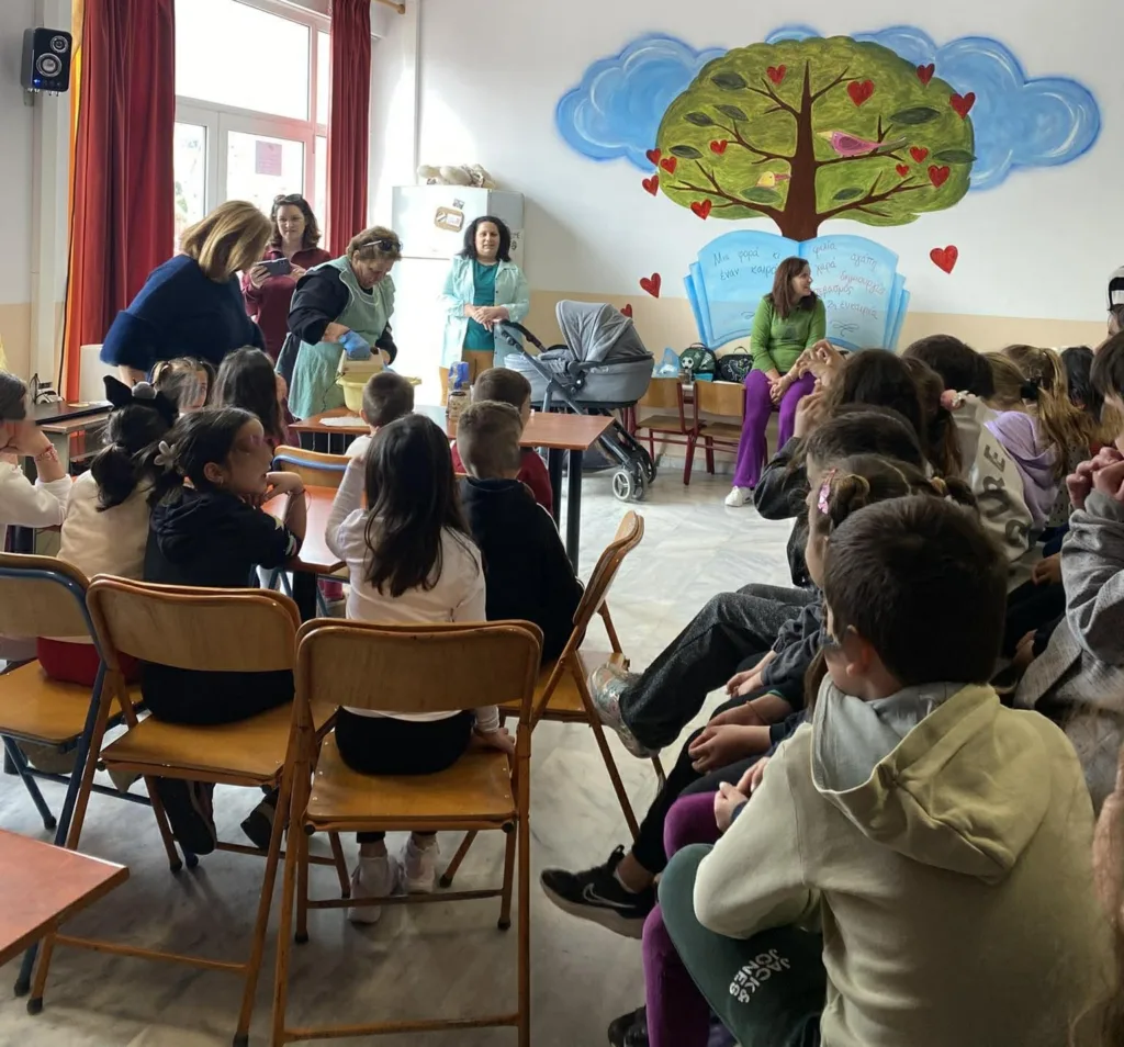 Μύρισε... Πασχαλιά στο 1ο Δημοτικό Σχολείο Ακράτας, με την γιαγιά Ελένη Φίλη